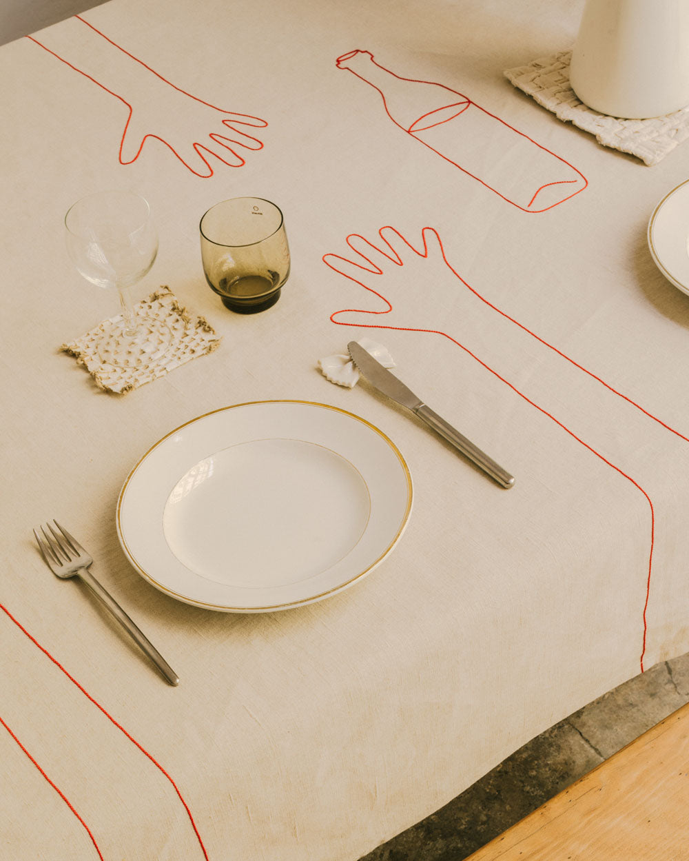 Mains sur la Table Tablecloth - Red