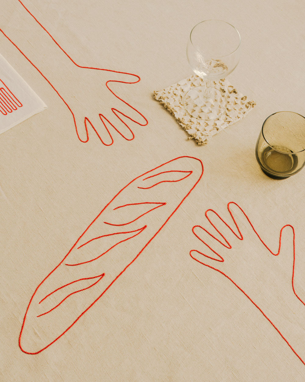 Mains sur la Table Tablecloth - Red