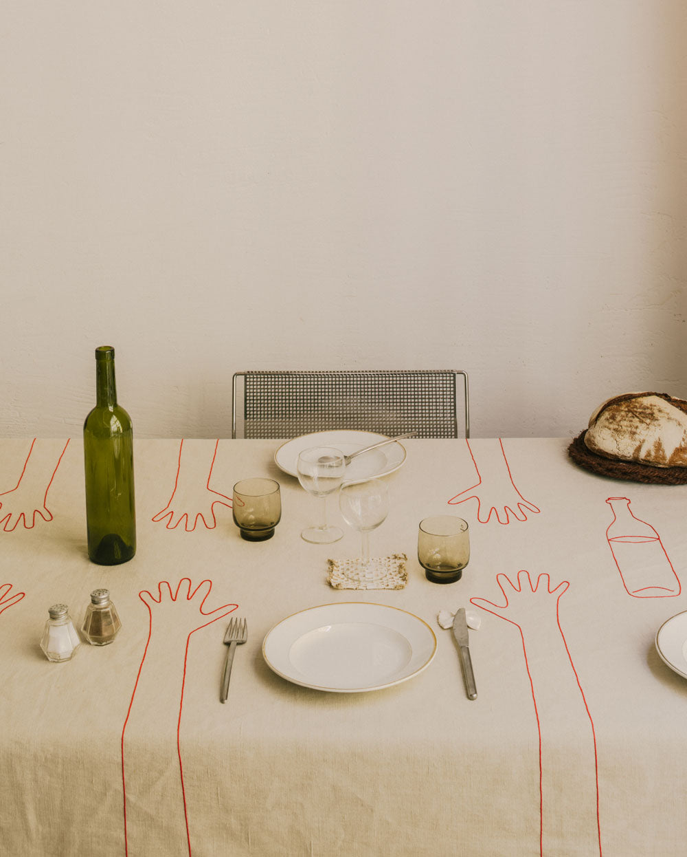 Mains sur la Table Tablecloth - Red