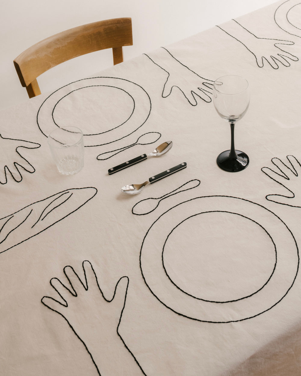 Mains sur la Table Tablecloth